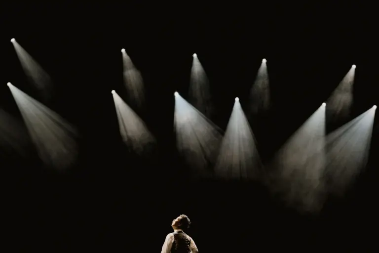 Monologues That Move: A Practical Guide To Choosing, Performing, And Understanding Stage Monologues